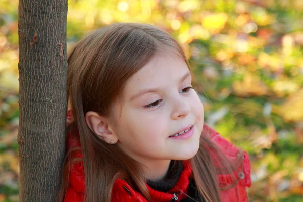 Petite fille en saison d'automne — Photo