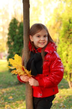sonbahar Park'ta küçük kız