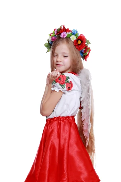Kleiner Engel in einem wunderschönen ukrainischen Kostüm — Stockfoto