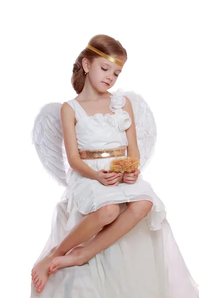 Lilla ängeln håller ängeln docka — Stockfoto