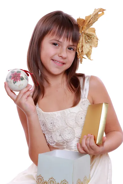 Fille avec arbre de Noël et cadeaux — Photo