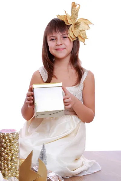 Fille avec arbre de Noël et cadeaux — Photo