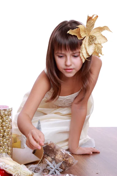 Dívka s vánoční stromeček a dárky — Stock fotografie