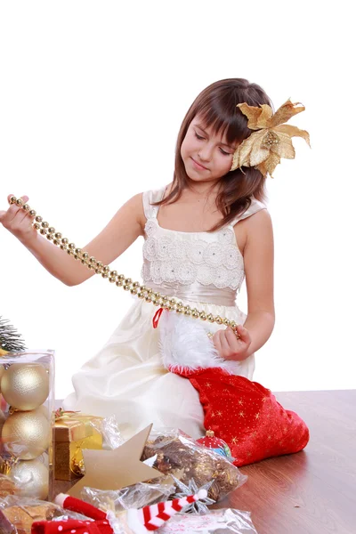 Девочка с рождественской елкой — стоковое фото
