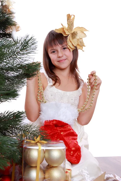 Petite fille avec arbre de Noël — Photo