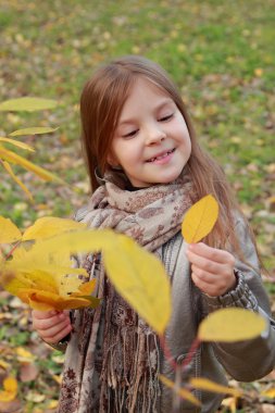 sonbahar Park'ta küçük kız