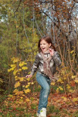 sonbahar ormanda çalışan çocuk