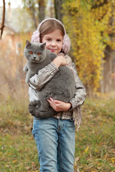 Dziewczyna z brytyjskiego kotek w parku — Zdjęcie stockowe
