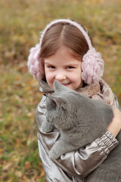 Chica con gatito británico en el parque —  Fotos de Stock