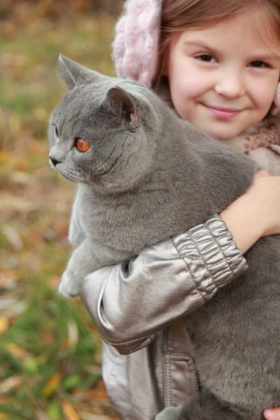 Chica con gatito británico en el parque —  Fotos de Stock