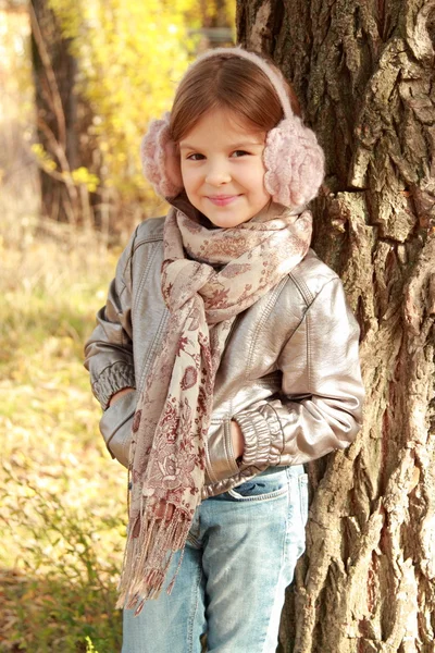 Niña en otoño — Foto de Stock