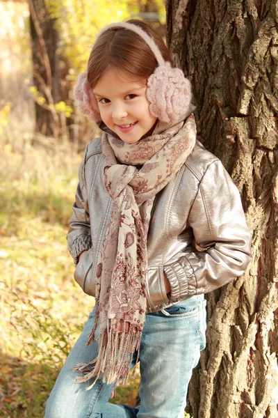 Маленькая девочка осенью — стоковое фото