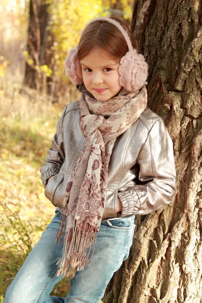 Klein meisje herfst tijde — Stockfoto