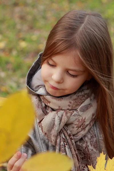 Petite fille au parc d'automne — Photo