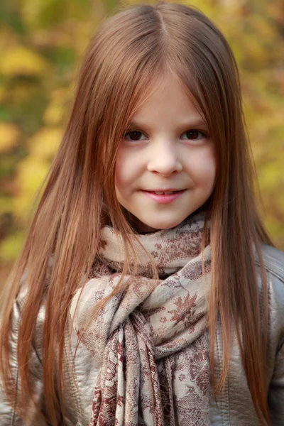 Menina em tempo de outono — Fotografia de Stock