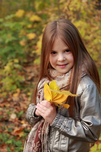 Girl in autumn time — Stock Photo, Image