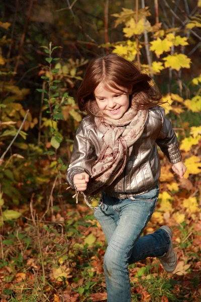 Девушка бегает в осеннем парке — стоковое фото