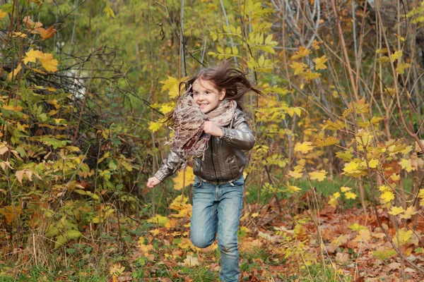 Girl running in autumn park — Stock Photo, Image