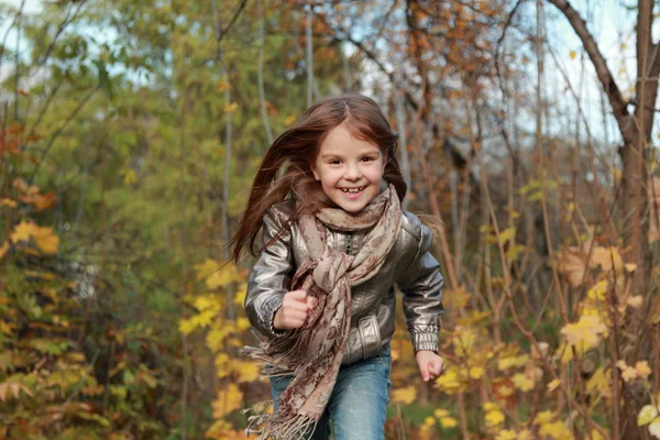 Девушка бегает в осеннем парке — стоковое фото