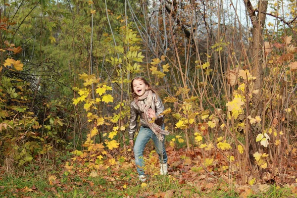 Chica corriendo en el parque de otoño — Foto de Stock