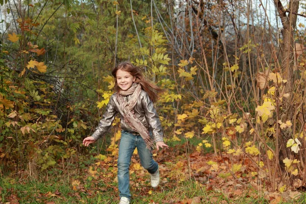 Ragazza in esecuzione nel parco autunnale — Foto Stock