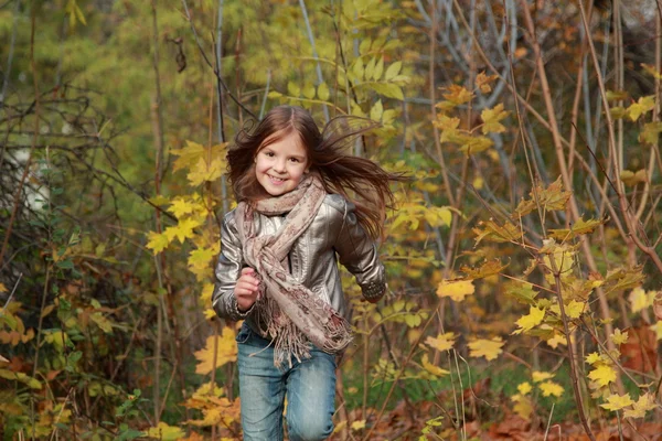 孩子在秋天的树林中运行 — 图库照片