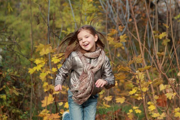 Criança correndo na floresta de outono — Fotografia de Stock