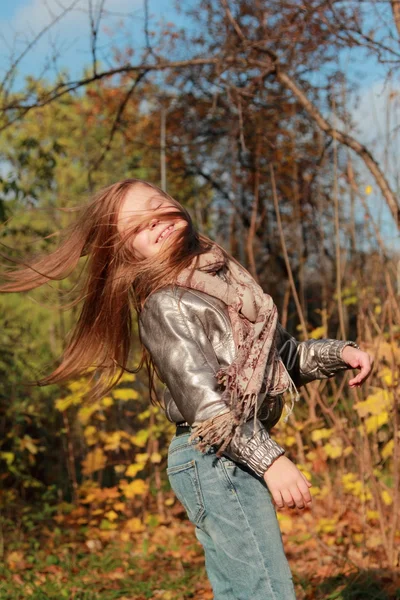 Kind läuft im Herbstwald — Stockfoto