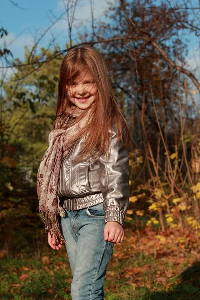 Niña jugando en el parque de otoño — Foto de Stock