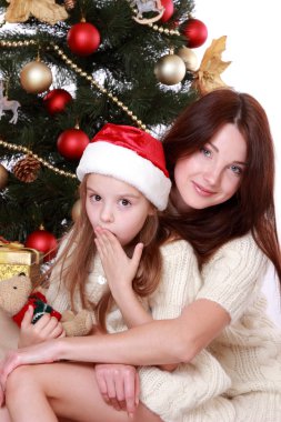 Anne ve kızı holding kedi Noel ağacı üzerinde