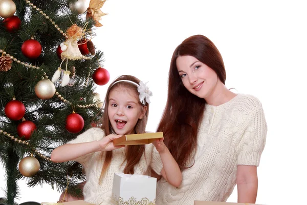 Mor och liten flicka på jul — Stockfoto