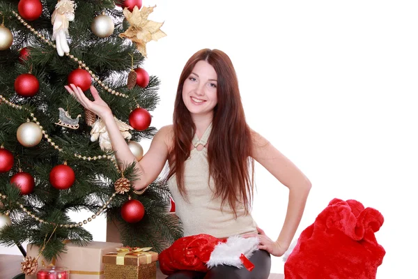 Γυναίκα πάνω από το χριστουγεννιάτικο δέντρο — Φωτογραφία Αρχείου