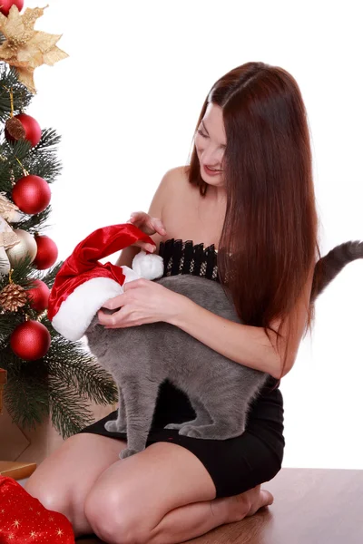 Frau mit Katze über Weihnachtsbaum — Stockfoto