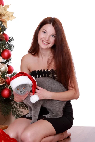 Femme avec chat sur l'arbre de Noël — Photo