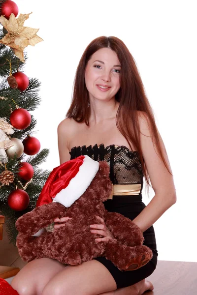 Frau und Spielzeugbär über Weihnachtsbaum — Stockfoto