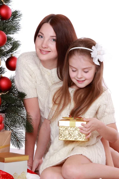 母亲和孩子的女孩，在圣诞老人的帽子 — 图库照片