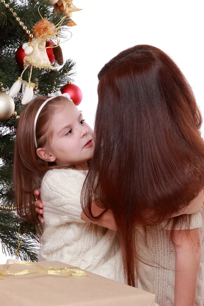 Madre y niña en Navidad — Foto de Stock