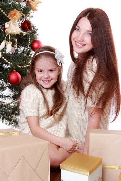 Мати і дівчинка на Різдво — стокове фото