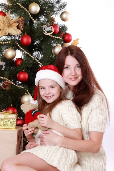 Мать и девочка в Санта-Клаусе — стоковое фото