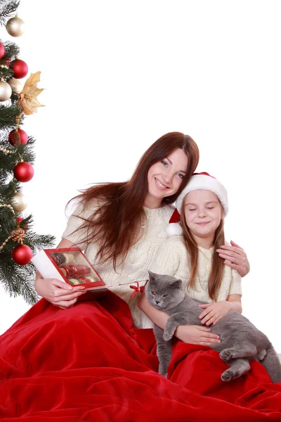 母亲和女儿控股猫在圣诞树上 — 图库照片
