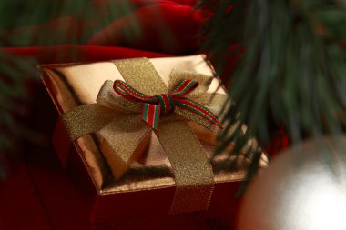 altın hediye kutusu