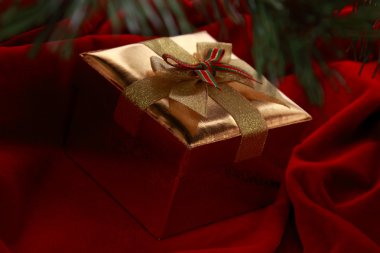 altın hediye kutusu