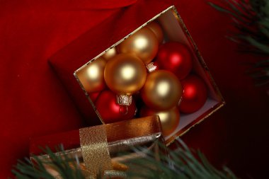 Noel ağacının altında Noel hediye