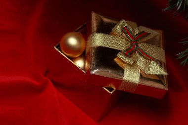 Noel ağacının altında Noel hediye