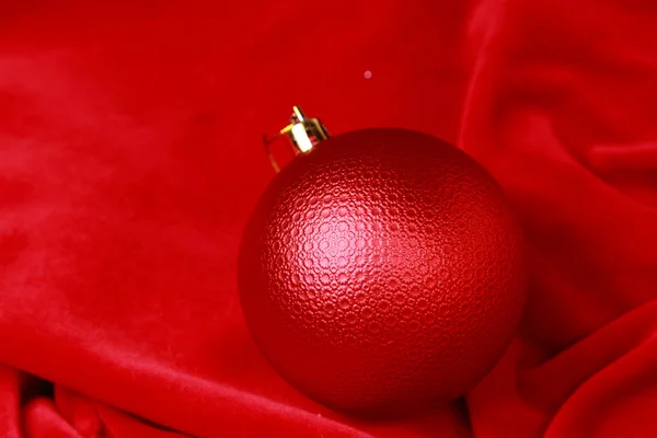 Czerwoną piłkę na temat Bożego Narodzenia — Zdjęcie stockowe