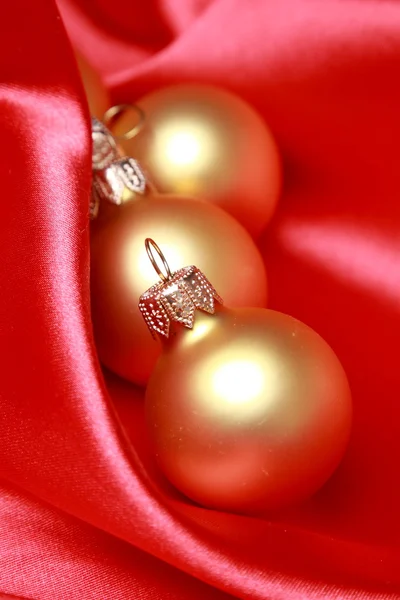 Bolas de oro en Navidad —  Fotos de Stock