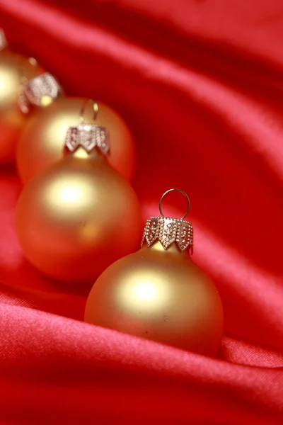 Bolas doradas sobre fondo rojo — Foto de Stock