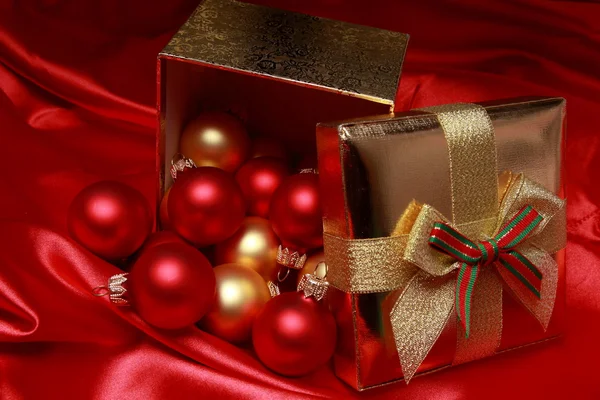 Presentförpackning med gyllene julgranskulor — Stockfoto