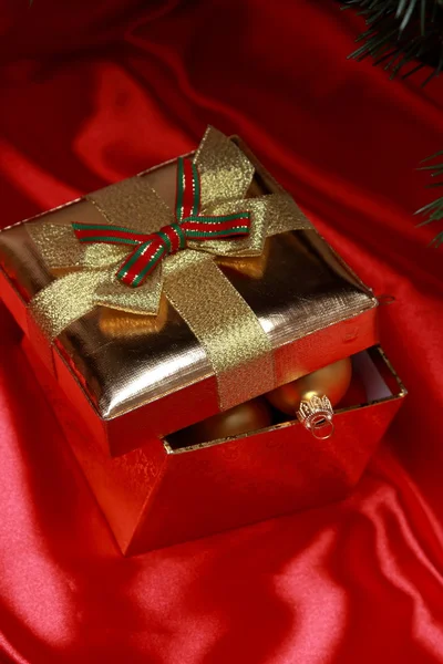 Coffret cadeau avec boules de Noël dorées — Photo