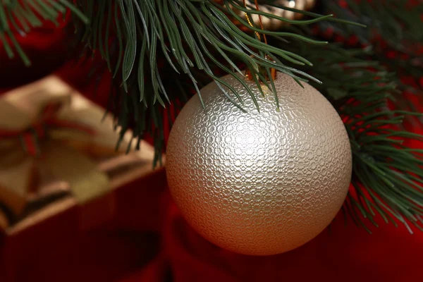 Pallone d'oro sull'albero di Natale — Foto Stock